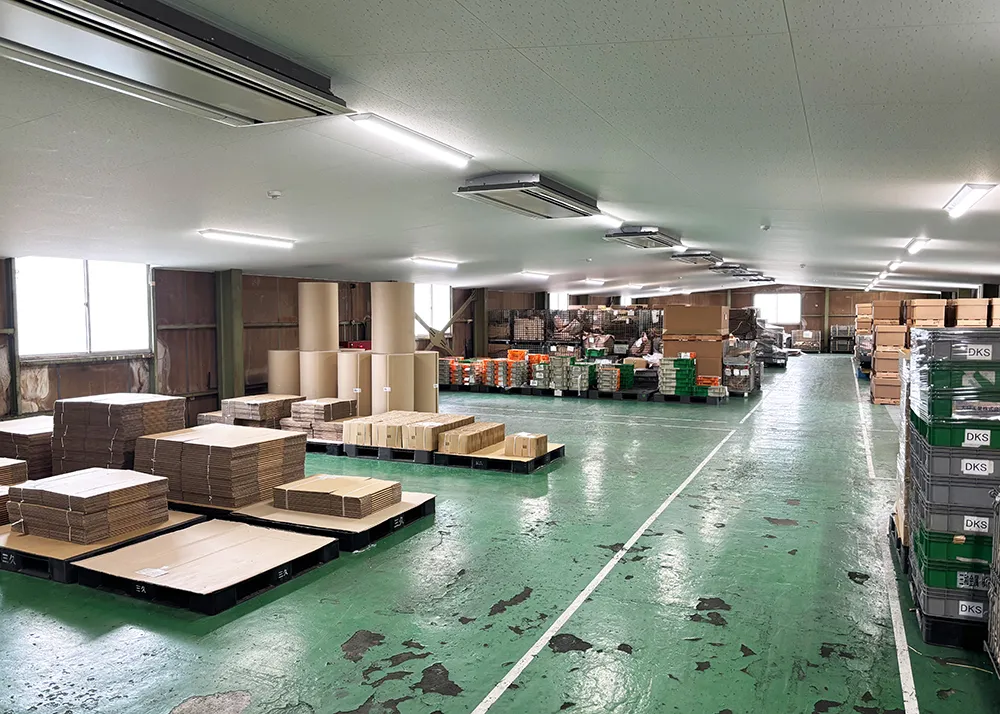 工場内エアコンが並んで複数設置されている様子