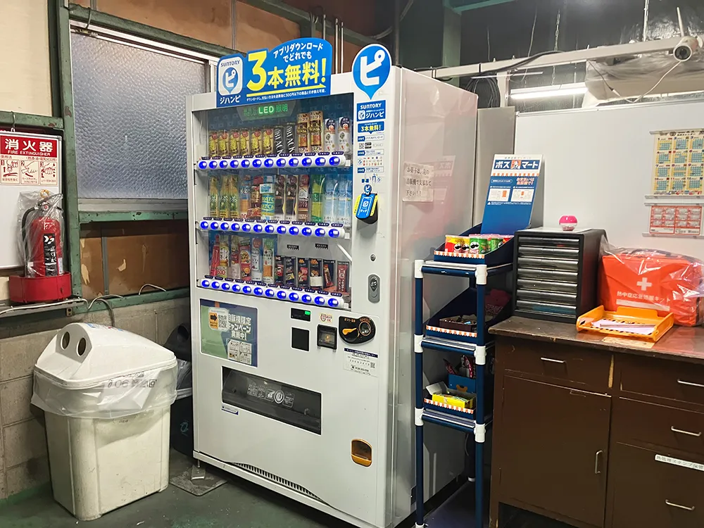 飲み物とスナックの自動販売機